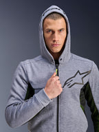 Alpinestars Chrome Air Sport Hoodie, Gray Heather Black, motorhoodie gedragen door een man met de capuchon op, met een zwart sterlogo op de borst, neongele rits en mesh zijpanelen voor ventilatie, urban rijstijl