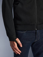 Alpinestars Chrome Superairflow Hoodie, zwart, close-up van zeer resistente 3D technische mesh-stof, voorzien van geribde stretch jersey manchet met elastische duimlus, gedragen met blauwe jeans