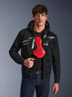 Alpinestars Chrome Superairflow Hoodie in het zwart, met witte en grijze Astars-logo's, gedragen door een mannelijk model met een zichtbare rode borstbeschermer eronder, 3D-mesh textiel voor ventilatie, sportieve stedelijke motorkleding