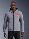 Alpinestars Chrome V2 Sport Hoodie in Gray Heather met een fluorescerend rood sterlogo, beschermende motorhoodie met een ritssluiting aan de voorzijde en kraag met drukknopen, gedragen door een model, casual stedelijke motorkleding met tech fleece constructie.