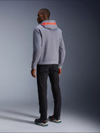 Alpinestars Chrome V2 Sport Hoodie in Gray Heather, achteraanzicht met een groot Red Fluo Alpinestars-woordmerk op de capuchon, gedragen door een model met een zwarte broek en donkere motorschoenen, casual stedelijke motorkleding