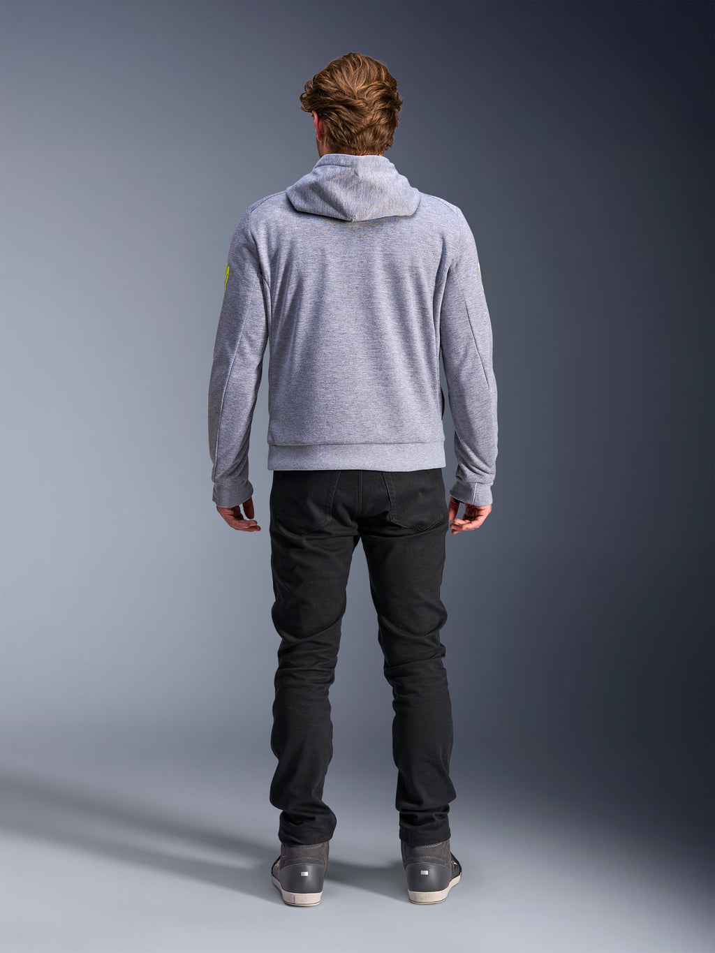 Alpinestars Chrome V2 Sport Hoodie, Gray Heather Fluo Yellow, achteraanzicht van stedelijke motorkleding, tech fleece hoodie gedragen met zwarte broek, voorzien van fluogele accenten op de mouwen