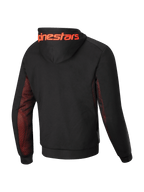 Alpinestars Chrome Air Sport Hoodie, heren motorjas, achteraanzicht met zwarte tech-fleece constructie, rood fluo mesh op de zijpanelen en onder de mouwen, groot Alpinestars-logo op de capuchon, CE-gecertificeerd klasse A