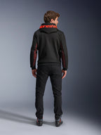 Alpinestars Chrome Air Sport Hoodie, casual motorjas, zwart en fluorood, achteraanzicht van een man die de hoodie draagt, met rode Alpinestars-branding op de capuchon en rode mesh-panelen op de mouwen, gecombineerd met een zwarte broek.