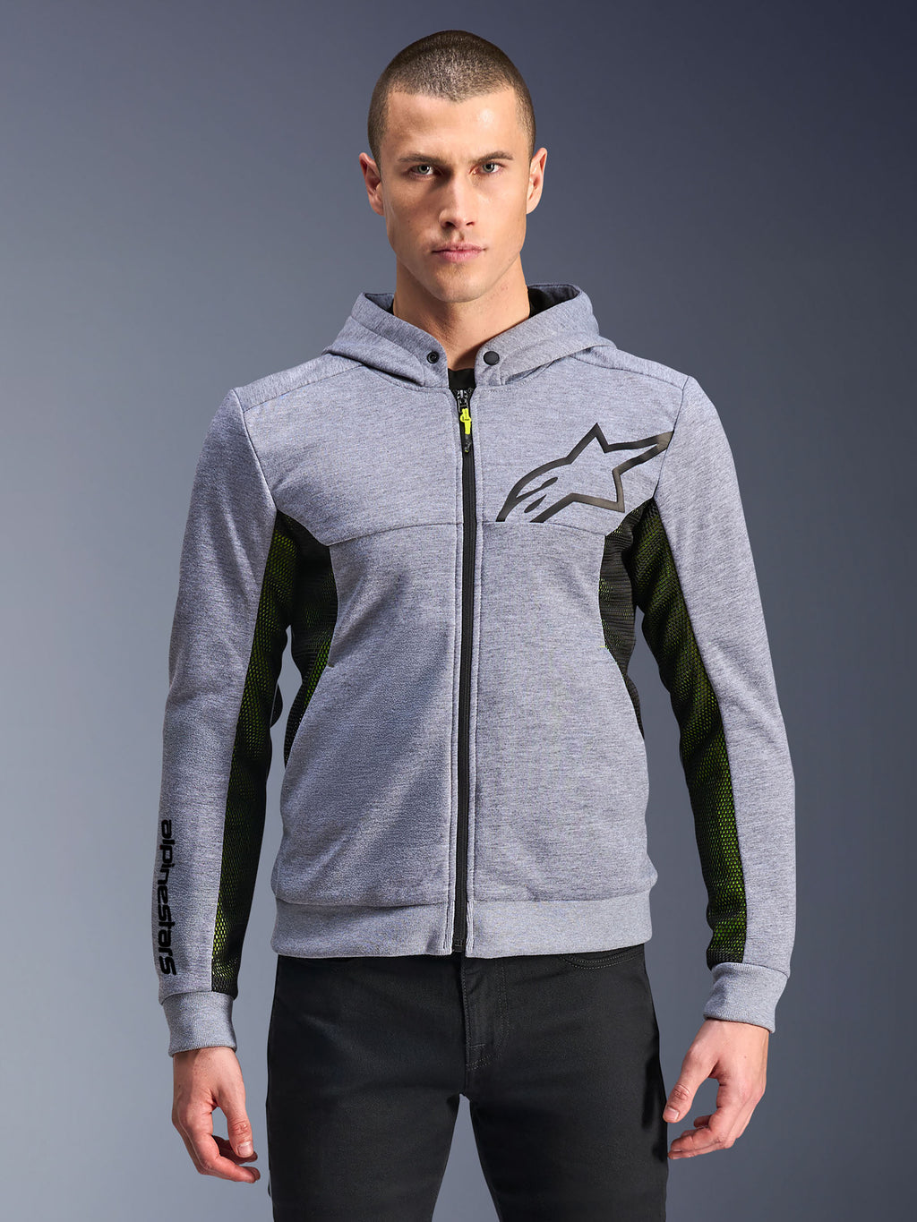Alpinestars Chrome Air Sport Hoodie, grijs gemêleerd en zwart, urban motorhoodie met volledige rits en zwart ster-logo, opvallende zwart-gele mesh zijpanelen, op de motorsport geïnspireerde casual streetwear