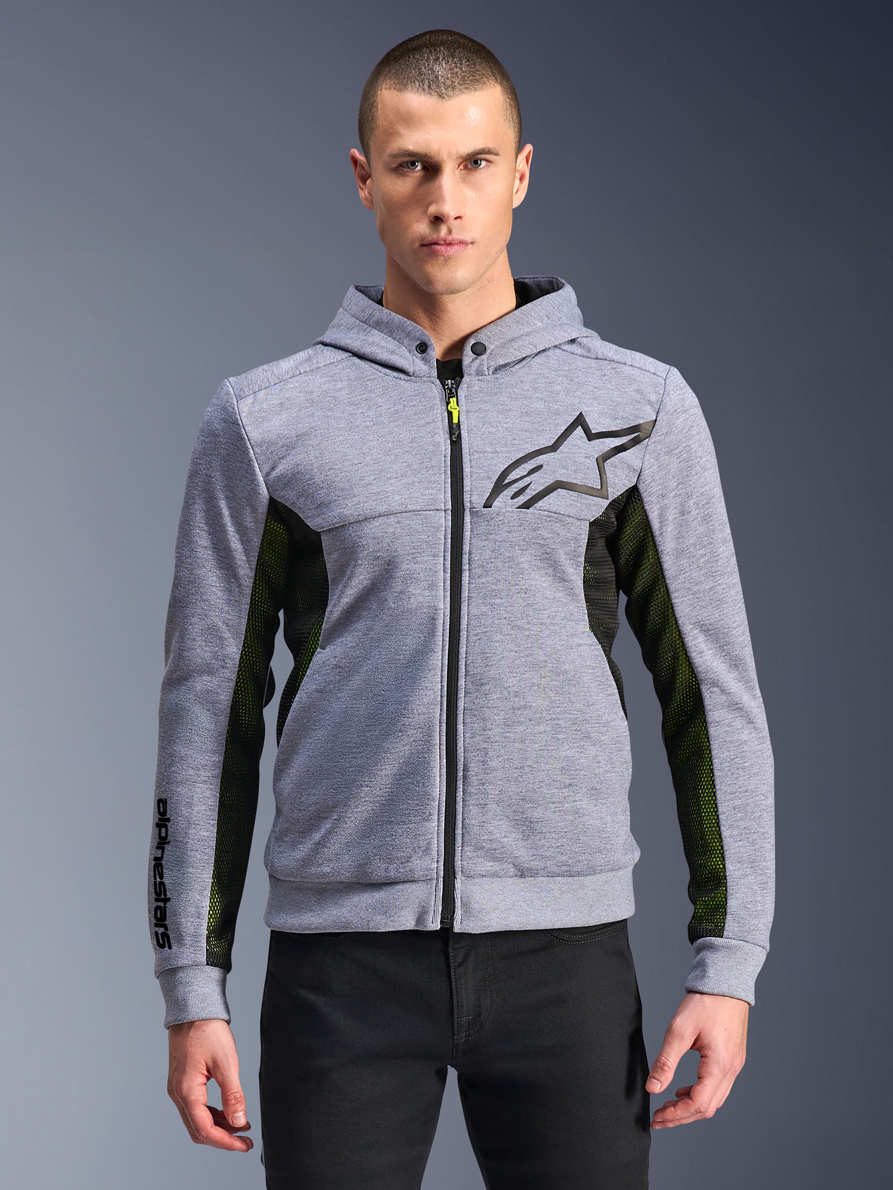 Alpinestars Chrome Air Sport Hoodie, grijs gemêleerd en zwart, urban motorhoodie met volledige rits en zwart ster-logo, opvallende zwart-gele mesh zijpanelen, op de motorsport geïnspireerde casual streetwear