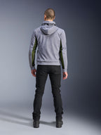 Alpinestars Chrome Air Sport Hoodie, Gray Heather Black, achteraanzicht van een motorhoodie met groene high-flow mesh panelen aan de zijkanten en mouwen, tech fleece-constructie met Alpinestars-branding op de capuchon, gedragen met een zwarte broek