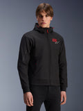 MM93 Radium Tech Hoodie, zwarte urban motorjas met ritssluiting, rood 93-nummer en wit Alpinestars-logo op de borst, gedragen door model met zwarte broek, voorzien van een afneembare capuchon met rode trekkoorden en branding op de mouw, casual motorsport-geïnspireerd ontwerp