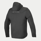Alpinestars Domino Tech Jacket, zwart, achteraanzicht met vaste capuchon en grijs logo op de bovenrug, technische softshell motorhoodie voor stedelijk rijden