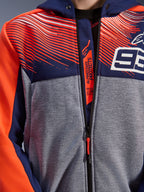 Alpinestars MM93 Chrome V2 Sport Hoodie, close-up van borst en kraag, navyblauw en grijs melange tech fleece met fluo rode graphics, voorzien van het witte 93-logo en Alpinestars Protects-branding op de binnenste ritsflap, Tech-Air Ready motorkleding