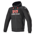 Alpinestars FQ20 Chrome Ignition Monster hoodie, zwarte motorhoodie met rits, rood en wit '20'-logo op de borst, Alpinestars-woordmerk, rode trekkoorden, wit logo op de schouder, Monster Energy-klauw op de mouw, beschermende urban motorkleding
