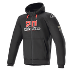 Alpinestars FQ20 Chrome Ignition Monster hoodie, zwarte motorhoodie met rits, rood en wit '20'-logo op de borst, Alpinestars-woordmerk, rode trekkoorden, wit logo op de schouder, Monster Energy-klauw op de mouw, beschermende urban motorkleding