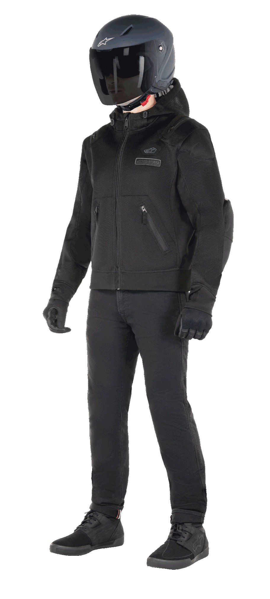 Alpinestars Moflow Air Tech Hoodie, urban motorhoodie, zwart, gedragen door een motorrijder met een matzwarte helm, zwarte handschoenen en motorbroek, voorzien van een volledige mesh-constructie voor optimale ventilatie, zakken met ritssluiting en subtiele logo's op de borst, strak casual ontwerp voor rijden in de stad bij warm weer.