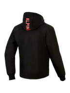 Alpinestars Radium Tech Hoodie, achteraanzicht, zwart met felrood, verticale Alpinestars-branding op de capuchon, 3-laags winddichte technische shell, geribbelde stretch manchetten, gestroomlijnde urban atletische pasvorm