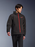 Alpinestars Radium Tech Hoodie, urban motorjas, zwart met felrode rits, rood Alpinestars-logo op de borst en rode tekst op de zijkant, technische winddichte shell met capuchon en geribde manchetten, moderne streetstyle voor motorrijders