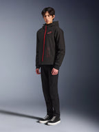 Alpinestars Radium Tech Hoodie, Black Bright Red, technische urban motorhoodie met een rode rits aan de voorzijde en een logo op de borst, gedragen door een model met zwarte broek en zwarte sneakers met witte zolen, studio-opname van het volledige lichaam