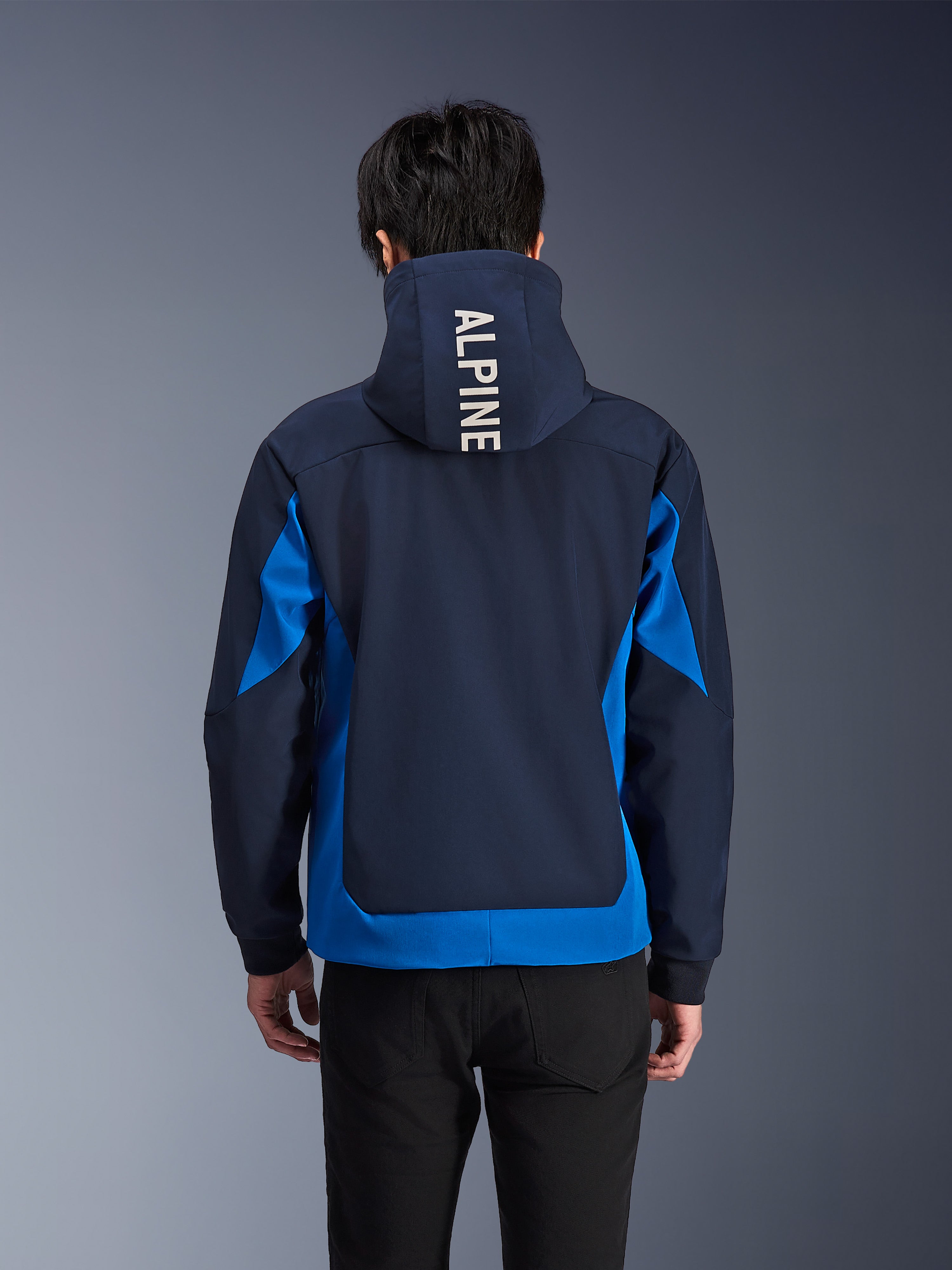 Alpinestars Radium Tech Hoodie, Night Navy en Royal Blue motorjas, achteraanzicht met witte 'ALPINE' branding op de capuchon, urban performance gear met atletische pasvorm en contrasterende kleurpanelen