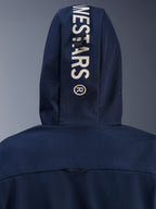 Alpinestars Radium Tech Hoodie in Night Navy Royal Blue, close-up van de capuchon aan de achterzijde met verticale witte Alpinestars-branding en een veilig lusbevestigingssysteem, technische stedelijke motorkleding.