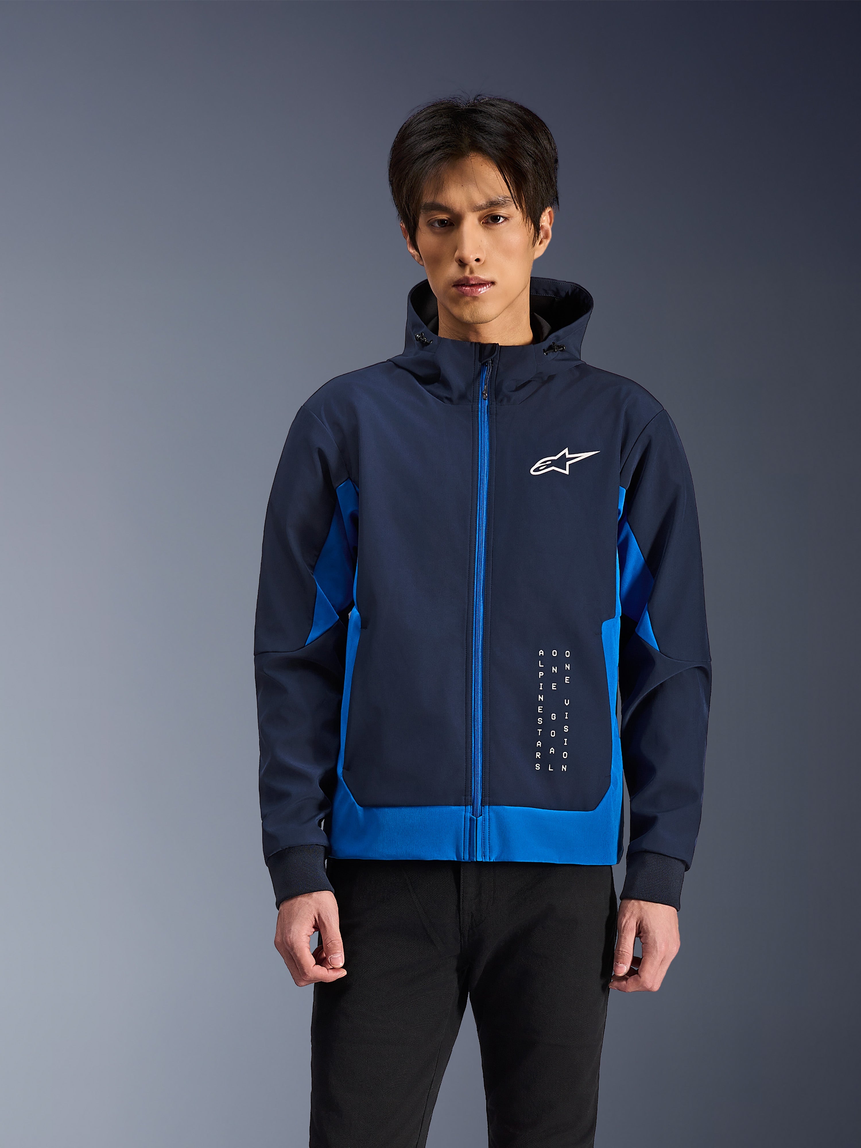 Alpinestars Radium Tech Hoodie, stedelijke motorjas, Night Navy en Royal Blue, voorzien van een rits aan de voorzijde, wit logo op de borst en verticale branding, technische shell-constructie met een atletische pasvorm