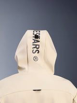 Alpinestars Radium Tech Hoodie in Mastic Aluminum, close-up achteraanzicht van de capuchon met verticale zwarte Alpinestars-branding en het bevestigingslussysteem voor de capuchon, detail van stedelijke motorkleding