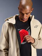 Alpinestars Radium Tech Hoodie in Mastic Aluminum, stedelijke motorjas, model toont de interne zak voor protectie met een rode Nucleon borstbeschermer, winddichte tech-shell met een casual hoodie-ontwerp en Alpinestars-branding.