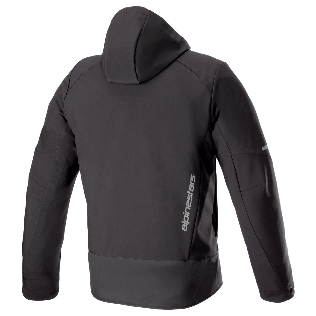 Alpinestars Neo Waterproof Hoodie, technische urban motorjas, zwart, achteraanzicht met afneembare capuchon, verticale zilveren Alpinestars-branding op de onderrug en reflecterende accenten op de mouwen