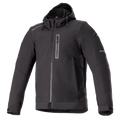 Alpinestars Neo Waterproof Hoodie, zwart, stedelijke motorjas, gladde waterbestendige stof, volledige ritssluiting voorzijde, verticale borstzak met rits, vaste capuchon met trekkoord, reflecterende accenten op de mouwen, verstelbare klittenbandmanchetten, technische stijl voor woon-werkverkeer
