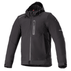 Alpinestars Neo Waterproof Hoodie, zwart, stedelijke motorjas, gladde waterbestendige stof, volledige ritssluiting voorzijde, verticale borstzak met rits, vaste capuchon met trekkoord, reflecterende accenten op de mouwen, verstelbare klittenbandmanchetten, technische stijl voor woon-werkverkeer