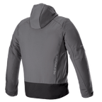 Alpinestars Neo Waterproof Hoodie, technische stedelijke motorjas, Tar Gray en zwart, achteraanzicht met verticale Alpinestars-branding, afneembare capuchon, waterdichte softshell-constructie met een zwart zoompaneel