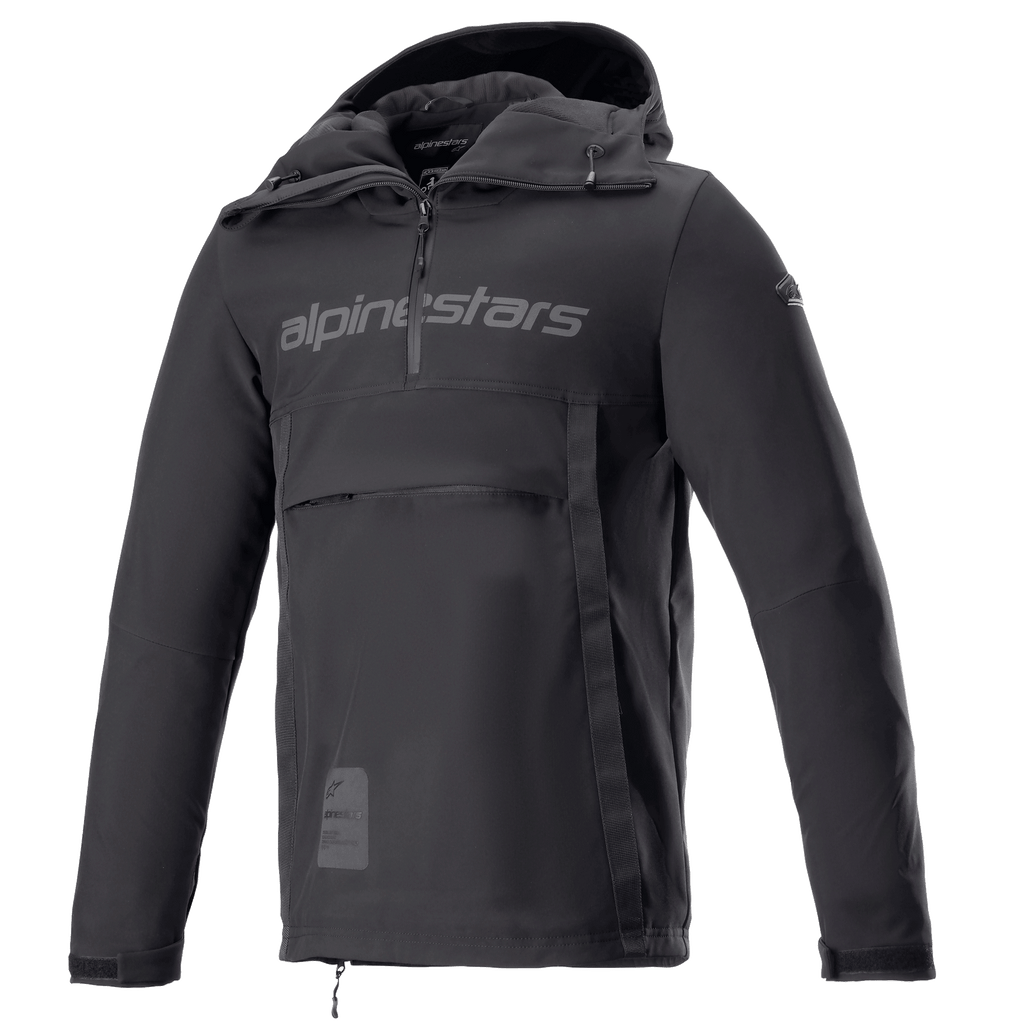 Alpinestars Sherpa Hoodie, Black Reflex motoranorak jas, halve rits met logo op de borst, grote voorzak met rits, technische softshell-stof, sportief urban design