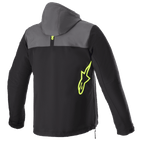 Alpinestars Sherpa Hoodie, achteraanzicht, Tar Gray en zwart met Yellow Fluo accenten, neongeel sterlogo op de zijkant, softshell motorjas met capuchon, detail met zijritssluiting, kleding voor stedelijk woon-werkverkeer
