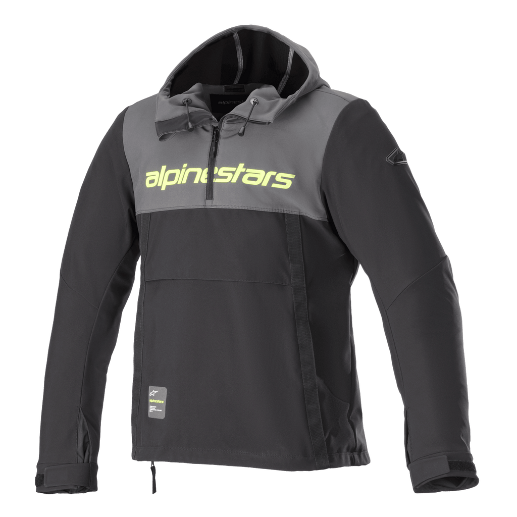 Alpinestars Sherpa Hoodie, technische motorhoodie, Tar grijs en zwart, fluogeel merklogo op de borst, anorak-stijl met kwart-rits, softshell urban motorjas