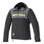 Alpinestars Sherpa Hoodie, technische motorhoodie, Tar grijs en zwart, fluogeel merklogo op de borst, anorak-stijl met kwart-rits, softshell urban motorjas