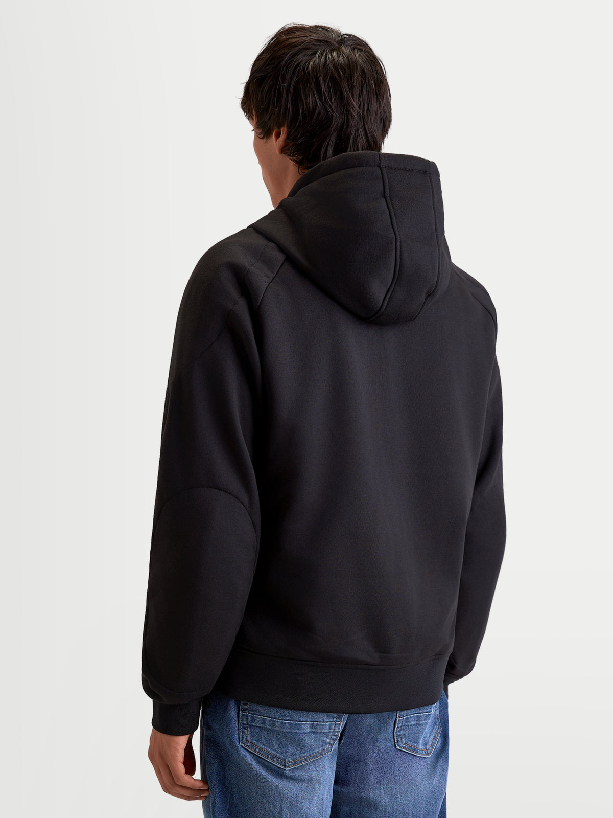 Alpinestars Ageless Hoodie, urban motorhoodie voor heren in zwart, achteraanzicht op een model met vaste capuchon en casual textielconstructie