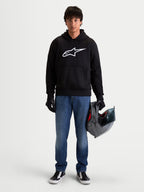 Alpinestars Ageless Hoodie, urban motorhuppy voor heren, zwart met wit Astar-logo op de borst, gedragen door model met helm en motorhandschoenen, casual CE-gecertificeerde motorkleding