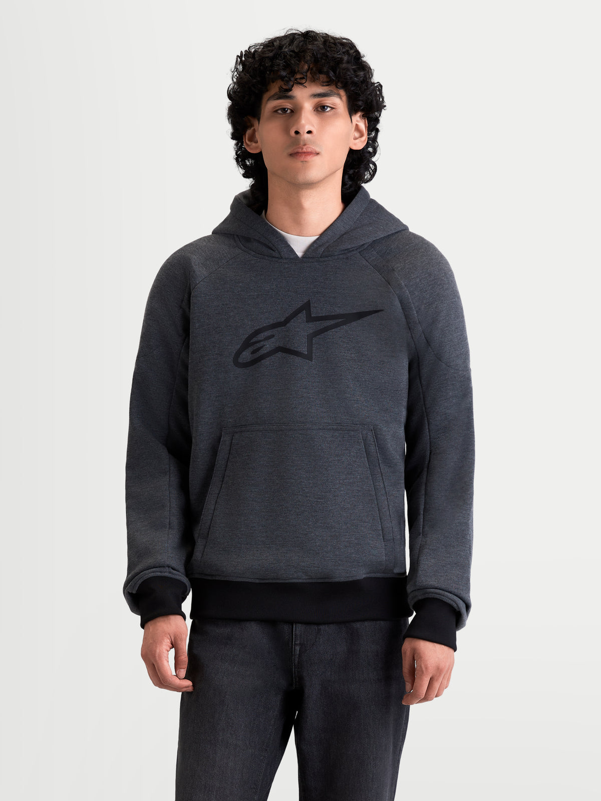 Alpinestars Ageless Hoodie, urban motorhoodie voor heren in asfaltmelange grijs, vooraanzicht van een model met casual beschermende motorkleding inclusief geïntegreerde Nucleon-bescherming