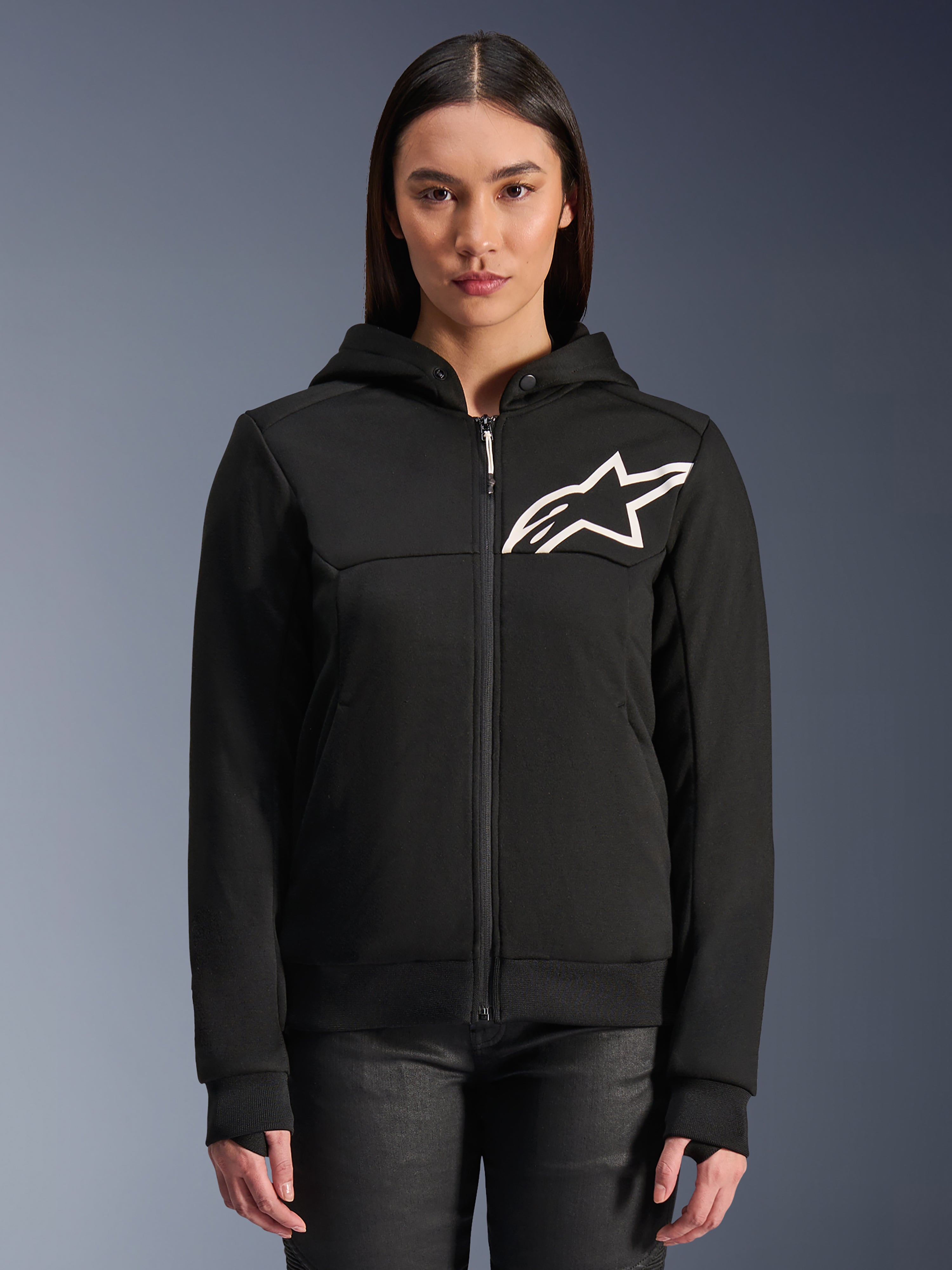 Alpinestars Stella Chrome V2 Sport hoodie voor dames, zwarte motorhoodie met ritssluiting, wit sterlogo op de borst, tech fleece constructie, capuchon met drukknoop op de kraag, casual urban performance kleding