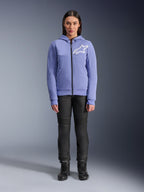 Alpinestars Stella Chrome V2 Sport Hoodie voor dames, Blue Violet met wit Astars-logo op de borst, technische fleece met volledige ritssluiting en capuchon, gedragen met zwarte motorbroek en motorlaarzen, casual stedelijke motorkleding voor dames