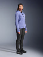Alpinestars Stella Chrome V2 Sport Hoodie voor dames, motorhoodie in blauw-violet met wit Alpinestars-logo op de borst, model draagt zwarte motorbroek en zwarte motorlaarzen, stedelijke motorkleding voor dames