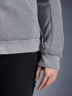 Close-up van de Alpinestars Stella Chrome V2 Sport Hoodie in Gray Heather, met details van de geribbelde zoom en manchetten, tech fleece materiaal, stedelijke motorkleding voor dames
