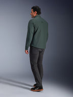 Alpinestars Bryon Water Resistant Overshirt, Dark Emerald groen, achteraanzicht van een urban motorjas, gedragen met een donkere broek en zwarte sneakers, modern op werkkleding geïnspireerd ontwerp