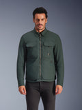 Alpinestars Bryon Water Resistant Overshirt, Dark Emerald, urban motorjas voor heren, mannelijk model draagt donkergroen overshirt met ritssluiting aan de voorzijde en grote cargozakken op de borst, waterbestendig gewaxt canvas voor motorrijden op de weg