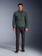 Alpinestars Bryon WR Overshirt, waterbestendig motorjack, Dark Emerald, gedragen met zwarte broek en zwarte laarzen, voorzien van een gewaxt canvas constructie, cargozakken op de borst en een modern urban design.