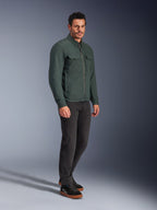 Alpinestars Bryon WR Overshirt, Dark Emerald motorjas, waterbestendig gewaxt canvas met cargozakken op de borst en ritssluiting aan de voorzijde, gedragen door een model met donkere broek en zwarte sneakers, urban eigentijdse motorkleding