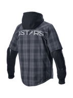 Alpinestars MO.ST.EQ Tartan Shirt, urban motoroverhemd met ruitpatroon in grijs en zwart, rugaanzicht met vaste capuchon, zichtbare elleboogbescherming en ASTARS-logo op de rug, CE-gecertificeerd.