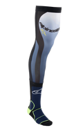 Alpinestars Knee Brace Socks, lange motorcross rij-sokken, Night Navy en Yellow Fluo, voorzien van een stretch Lycra bovenkant met mesh inzetstukken, siliconen griprand en gewatteerde enkelondersteuning voor off-road bescherming