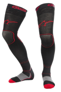 Alpinestars MX Long Tech dikke sokken, motorcross sokken, zwart en rood, dijbeenlengte met rode branding, grijze en rode details op de zool, technische stof ontworpen voor off-road racing en motorcrosslaarzen