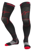 Alpinestars MX Long Tech dikke sokken, motorcross sokken, zwart en rood, dijbeenlengte met rode branding, grijze en rode details op de zool, technische stof ontworpen voor off-road racing en motorcrosslaarzen