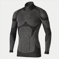 Alpinestars Ride Tech Top Long Sleeve Winter, motorfiets basislaag, zwart en grijs, technisch shirt met lange mouwen en panelen met honingraatstructuur met dubbele dichtheid, compressiepasvorm, opstaande kraag met wit Alpinestars-logo, thermische onderkleding voor koud weer