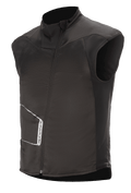 Alpinestars HT Heat Tech Vest, zwart mouwloos verwarmd motorondergoed, hoge kraag met asymmetrische schuine rits aan de voorzijde, technische textielconstructie met wit Alpinestars-logo, thermische onderlaag voor winterse avonturen en road touring